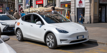 immagine di un taxi elettrico a milano per dare idea dei taxi green al centro della delibera dell'assessore Lucente