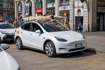 immagine di un taxi elettrico a milano per dare idea dei taxi green al centro della delibera dell'assessore Lucente