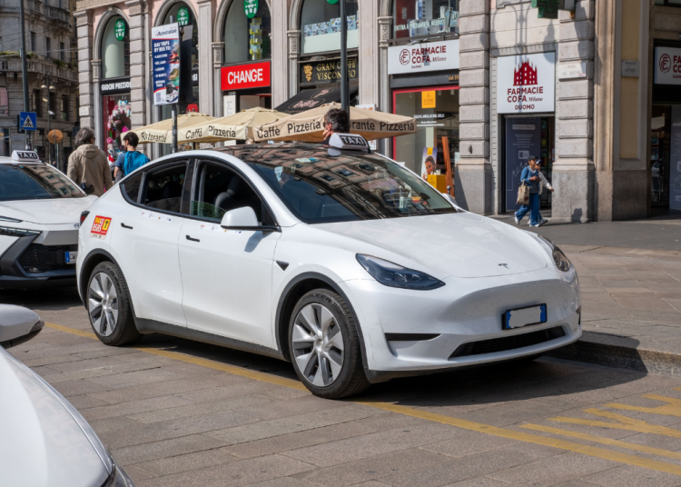immagine di un taxi elettrico a milano per dare idea dei taxi green al centro della delibera dell'assessore Lucente