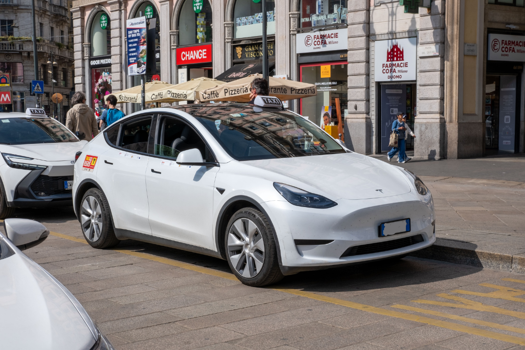 immagine di un taxi elettrico a milano per dare idea dei taxi green al centro della delibera dell'assessore Lucente