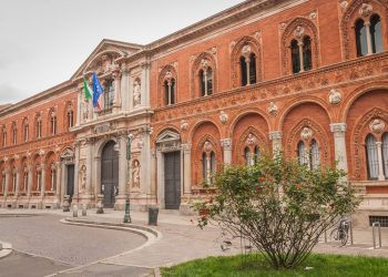Nell'immagine la facciata dell'Università Statale di Milano, in corredo al pezzo sull'aumento della platea dei beneficiari delle borse di studio da parte di Regione Lombardia