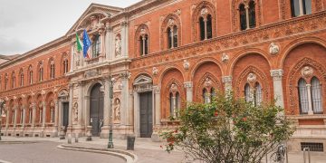 Nell'immagine la facciata dell'Università Statale di Milano, in corredo al pezzo sull'aumento della platea dei beneficiari delle borse di studio da parte di Regione Lombardia