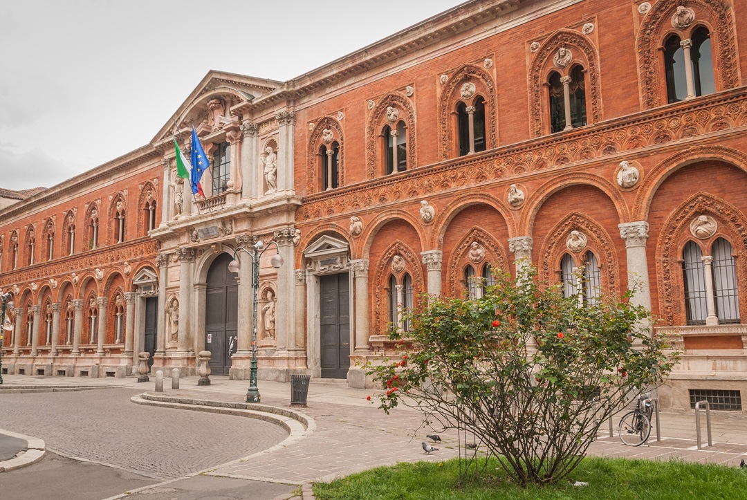 Nell'immagine la facciata dell'Università Statale di Milano, in corredo al pezzo sull'aumento della platea dei beneficiari delle borse di studio da parte di Regione Lombardia