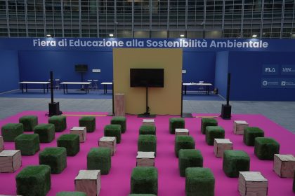 uno stand dell' edizione 2026 della fiera sull'educazione alla sostenibilità ambientale