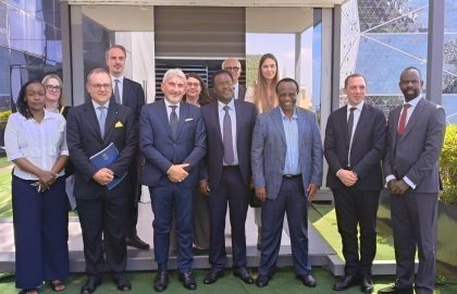 foto di gruppo della missione in Kenya di sottosegratario Cattaneo per promuovere progetto Agripact