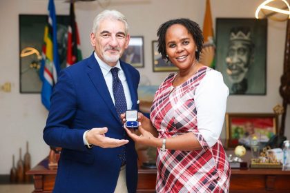 Cattaneo con vicegovernatrice della contea di Kilifi, Flora Mbetsa Chibule durante viaggio per progetto Agripact in Kenya
