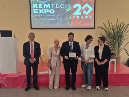 In foto l'assessore regionale Maione che riceve il premio per le bonifiche in Lombardia