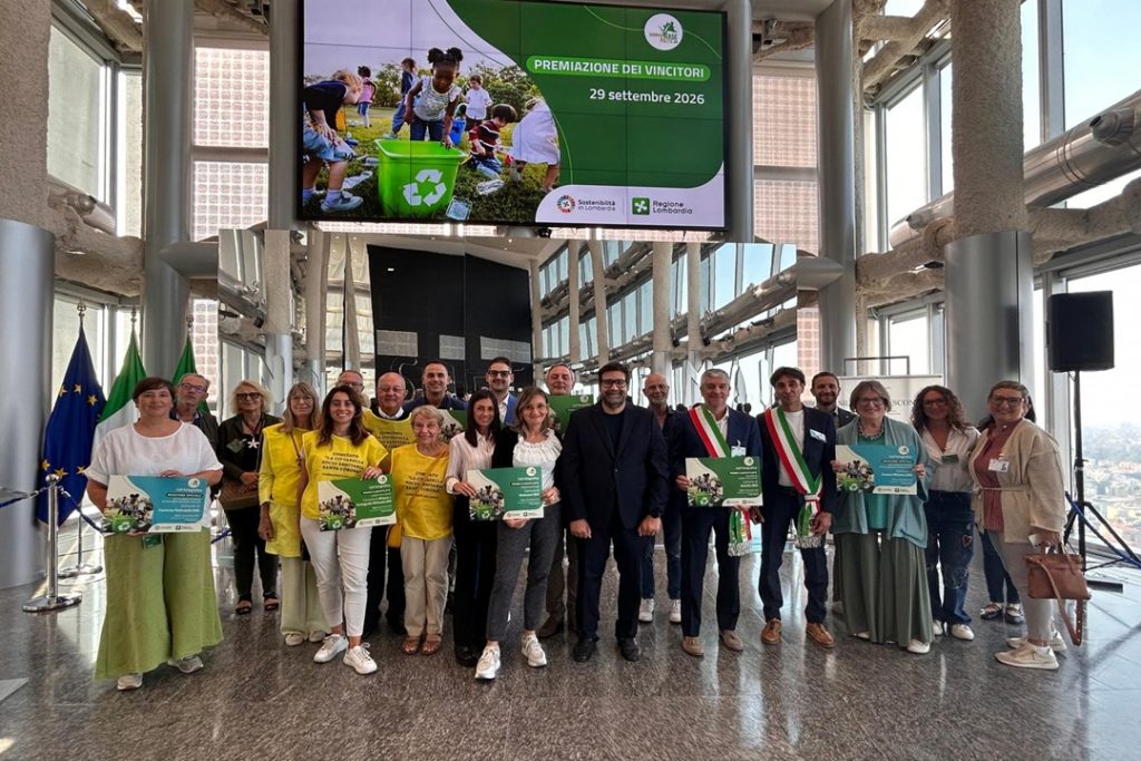 Foto di gruppo con l'assessore regionale Giorgio Maione alla consegna dei riconoscimenti dei primi posti e menzioni della 'Giornata del verde pulito 2026'