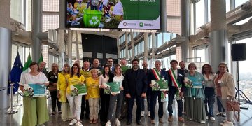 Foto di gruppo con l'assessore regionale Giorgio Maione alla consegna dei riconoscimenti dei primi posti e menzioni della 'Giornata del verde pulito 2026'