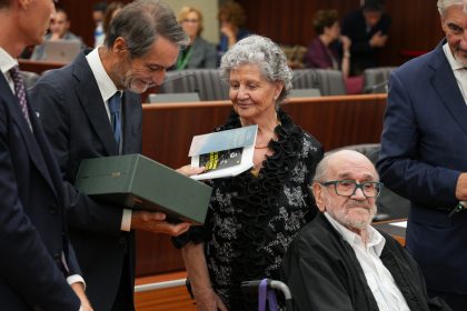 Fontana consegna premio voce lombarda nel mondo 2026 ad Amalia Ercoli Finzi