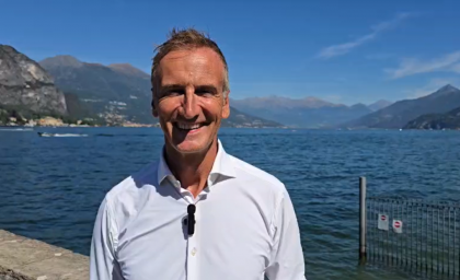 L'assessore regionale Alessandro Fermi in un momento delle sue dichiarazioni sugli interventi sulla SP 583 Lariana, finanziati da Regione Lombardia, consentiranno una maggiore tutela per automobilisti, pedoni e utenti della strada.