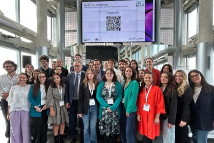 In foto l’assessore regionale al Bilancio Alparone all'evento di premiazione del concorso ‘Tales-The Art of Life Sciences’. Sei le giovani ricercatrici lombarde premiate in occasione del concorso per i premi Bion.