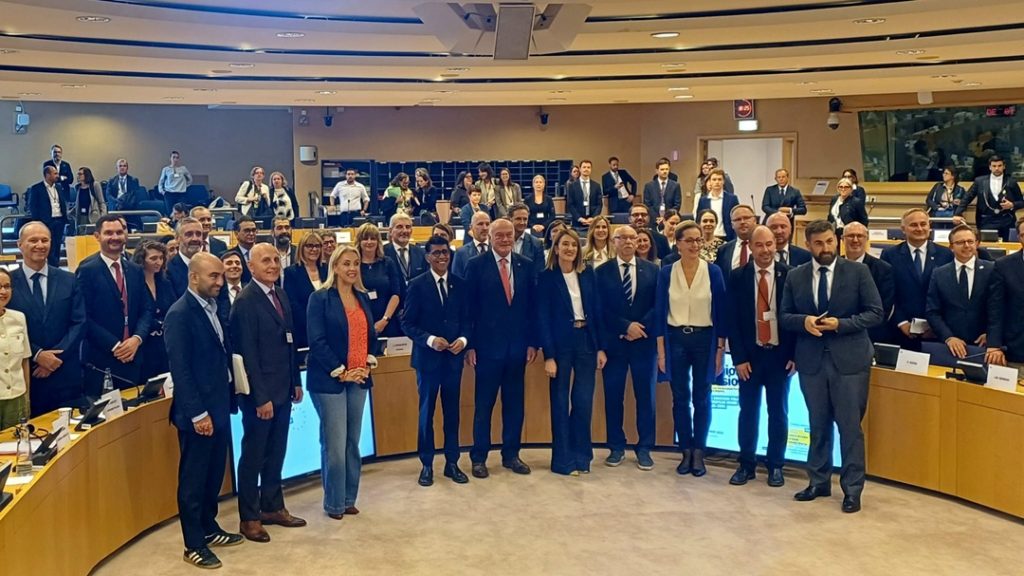 Foto di gruppo a Bruxelles per incontro su fondi di coesione