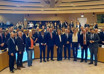 Foto di gruppo a Bruxelles per incontro su fondi di coesione