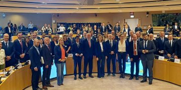 Foto di gruppo a Bruxelles per incontro su fondi di coesione