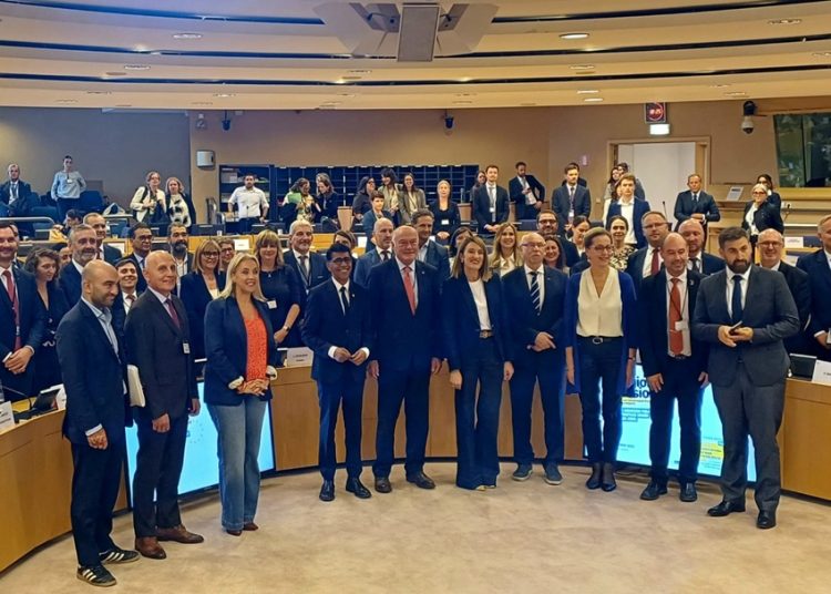 Foto di gruppo a Bruxelles per incontro su fondi di coesione