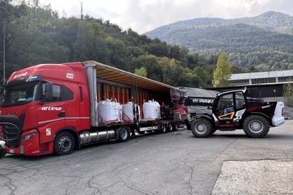 camion di rifiuti in partenza da berzo demo dall'ex selca