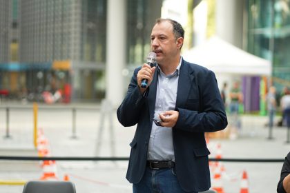 L'assessore Comazzi in piazza Città di Lombardia durante il suo intervento per la Giornata dei cani guida