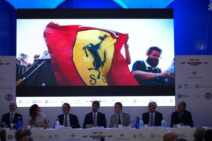 Conferenza stampa Aci Milano Gran Premio 2026 La foto mostra la bandiera Ferrari in uno proiettata mentre i relatori sono in penombra. Foto utilizzata per il via alla settimana della Formula 1