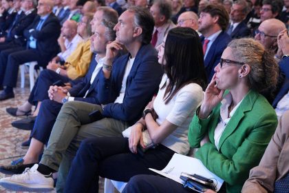 Conferenza stampa Aci Milano Gran Premio 2026 La foto mostra la Giunta intenta a guardare il palco. Foto utilizzata per il via alla settimana della Formula 1