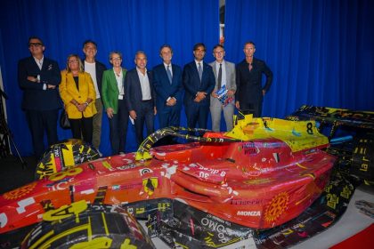 La conferenza stampa di presentazione del Gran Premio di Monza 2026 di Formula 1 Nella foto è presente la Ferrari che era in mostra durante la conferenza, gli assessori regionali Lucente e Beduschi, il sottosegretario Picchi, il presidente Fontana e il presidente del Consiglio regionale della Lombardia Romani
