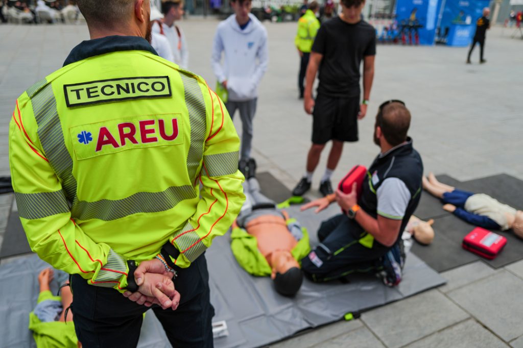 Evento di Regione Lombardia per la sicurezza stradale, nella foto un tecnico Areu di spalle e in secondo piano un corso di rianimazione