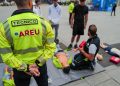 Evento di Regione Lombardia per la sicurezza stradale, nella foto un tecnico Areu di spalle e in secondo piano un corso di rianimazione