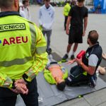 Evento di Regione Lombardia per la sicurezza stradale, nella foto un tecnico Areu di spalle e in secondo piano un corso di rianimazione
