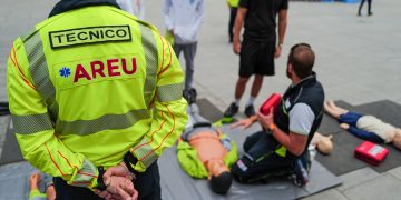 Evento di Regione Lombardia per la sicurezza stradale, nella foto un tecnico Areu di spalle e in secondo piano un corso di rianimazione