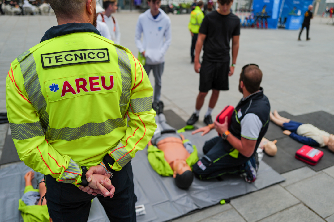 Evento di Regione Lombardia per la sicurezza stradale, nella foto un tecnico Areu di spalle e in secondo piano un corso di rianimazione