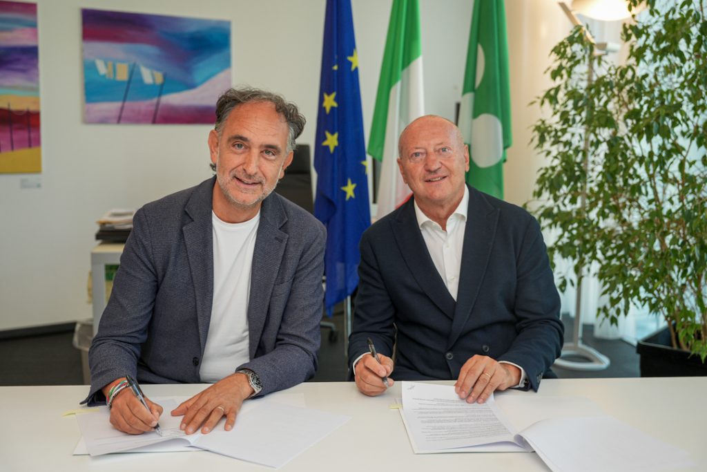 L'assessore Alessandro Beduschi e il presidente Cesare Ferrero siglano il protocollo tra Regione Lombardia e Sogemi per i prodotti Dop e Igp