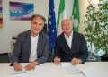 L'assessore Alessandro Beduschi e il presidente Cesare Ferrero siglano il protocollo tra Regione Lombardia e Sogemi per i prodotti Dop e Igp