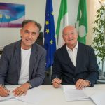 L'assessore Alessandro Beduschi e il presidente Cesare Ferrero siglano il protocollo tra Regione Lombardia e Sogemi per i prodotti Dop e Igp