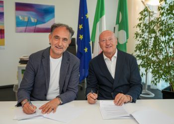 L'assessore Alessandro Beduschi e il presidente Cesare Ferrero siglano il protocollo tra Regione Lombardia e Sogemi per i prodotti Dop e Igp