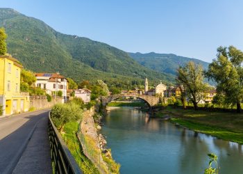 Miglioramento in Lombardia sul fronte della situazione idrica, nella foto il fiume Oglio a Darfo Boario (foto Shutterstock / Roaming Pictures)