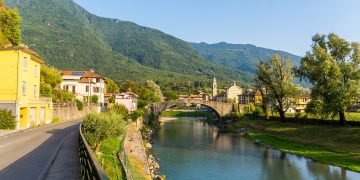 Miglioramento in Lombardia sul fronte della situazione idrica, nella foto il fiume Oglio a Darfo Boario (foto Shutterstock / Roaming Pictures)