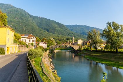 Miglioramento in Lombardia sul fronte della situazione idrica, nella foto il fiume Oglio a Darfo Boario (foto Shutterstock / Roaming Pictures)