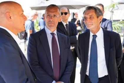 Il sottosegretario Piazza e il presidente Fontana alla Moto Guzzi