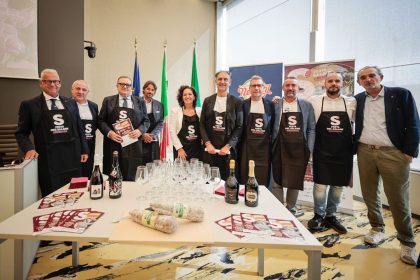 Gruppo alla presentazione della Festa del Salame di Cremona 2026