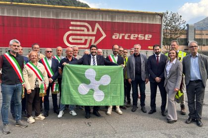 foto di gruppo dei presenti al sito ex selca di berzo demo dove sono partiti i camion con i rifiuti