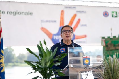 In foto l'assessore regionale alla Sicurezza e Protezione civile Romano La Russa nel corso della premiazione alla Giornata della protezione civile