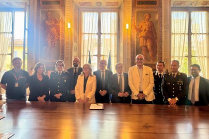 In foto gli assessori regionali Romano La Russa e Paolo Franco in occasione della firma accordo di Stazioni Sicure a Bergamo e Seriate