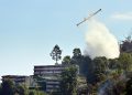 Canadair in azione per il vasto incendio che da ieri ha colpito l'area boschiva del Monte Goj, a Como @foto Ansa