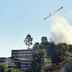 Canadair in azione per il vasto incendio che da ieri ha colpito l'area boschiva del Monte Goj, a Como