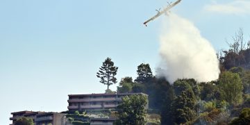 Canadair in azione per il vasto incendio che da ieri ha colpito l'area boschiva del Monte Goj, a Como @foto Ansa
