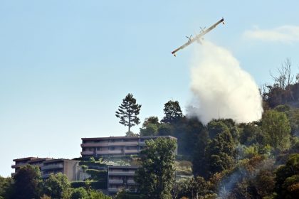 Canadair in azione per il vasto incendio che da ieri ha colpito l'area boschiva del Monte Goj, a Como @foto Ansa