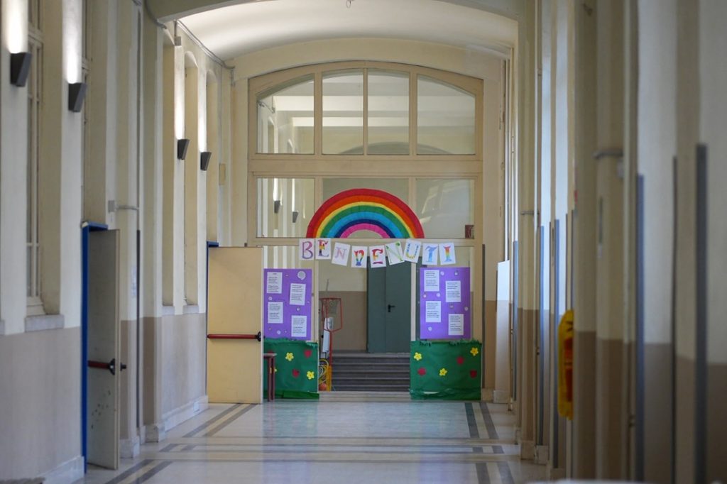Primo giorno di scuola istituto via Galvani. L'immagine mostra la scritta 'Benvenuti' in fondo al corridoio