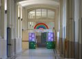 Primo giorno di scuola istituto via Galvani. L'immagine mostra la scritta 'Benvenuti' in fondo al corridoio