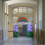 Primo giorno di scuola istituto via Galvani. L'immagine mostra la scritta 'Benvenuti' in fondo al corridoio