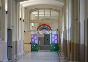 Primo giorno di scuola istituto via Galvani. L'immagine mostra la scritta 'Benvenuti' in fondo al corridoio
